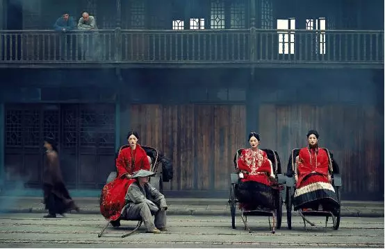 鏡頭前的花開花落，要等